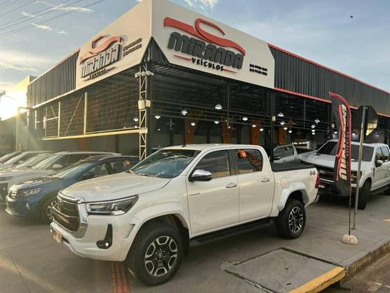 TOYOTA HILUX 2.8 D-4D TURBO DIESEL CD SRX PLUS 4X4 AUTOMÁTICO TOYOTA HILUX 2.8 D-4D TURBO DIESEL CD SRX PLUS 4X4 AUTOMÁTICO